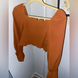 tight, flattering top
the sleeves are cinched at the wrist